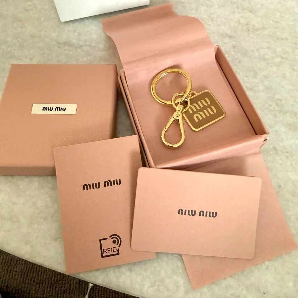 Miu‎ Miu 5PS066 Metal Key holder Key Chain Logo, gold and caramel in box